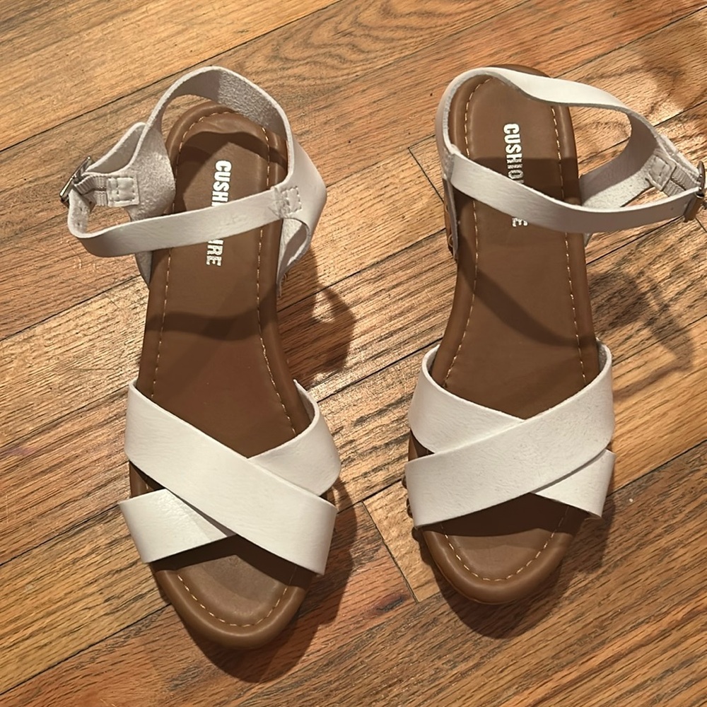 CUSHIONAIRE NWOT Women's Slate Faux Wood Sandal! White size 6 super cute !